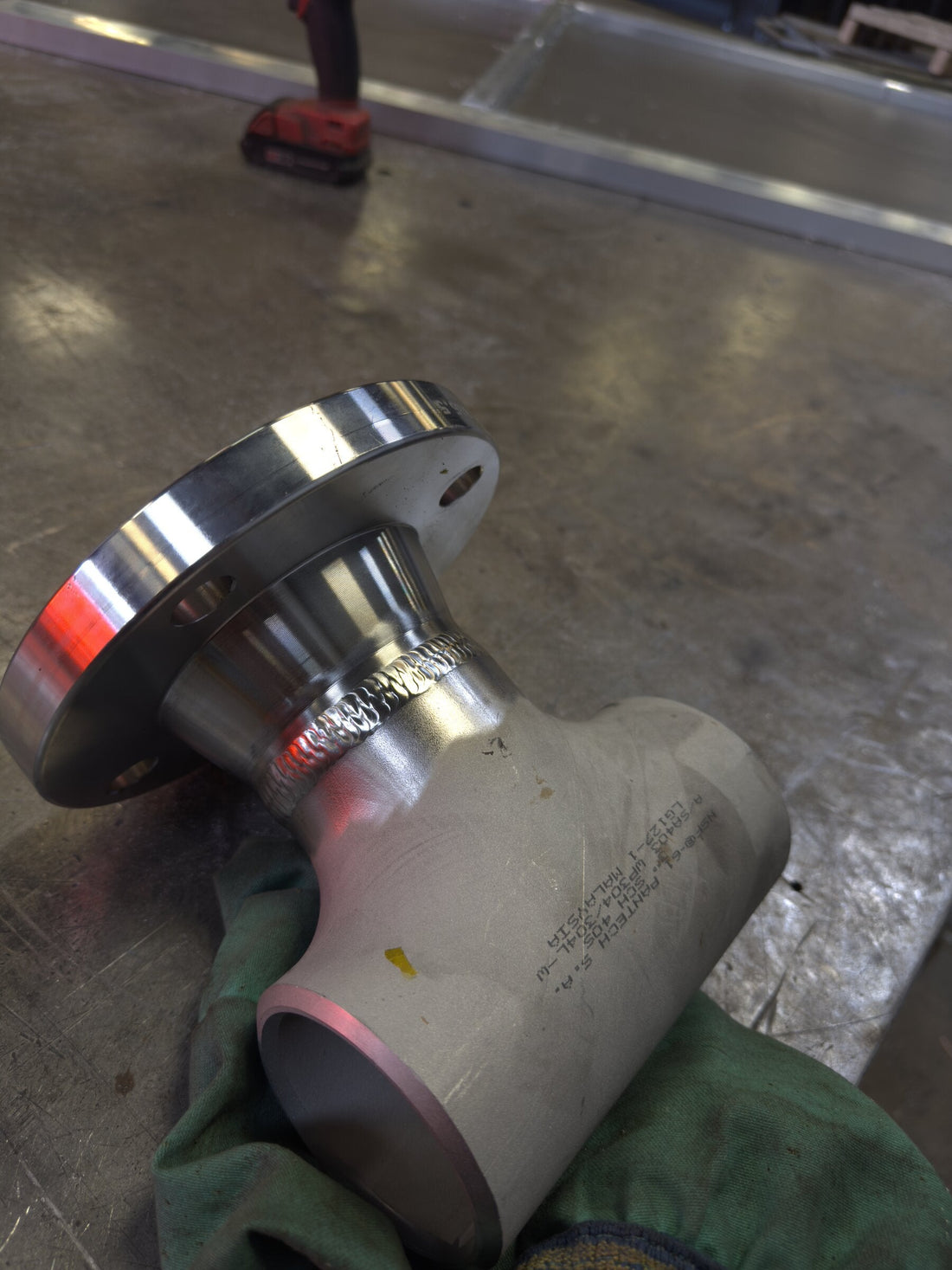 Stainless steel tee fitting with a flange TIG welded on
